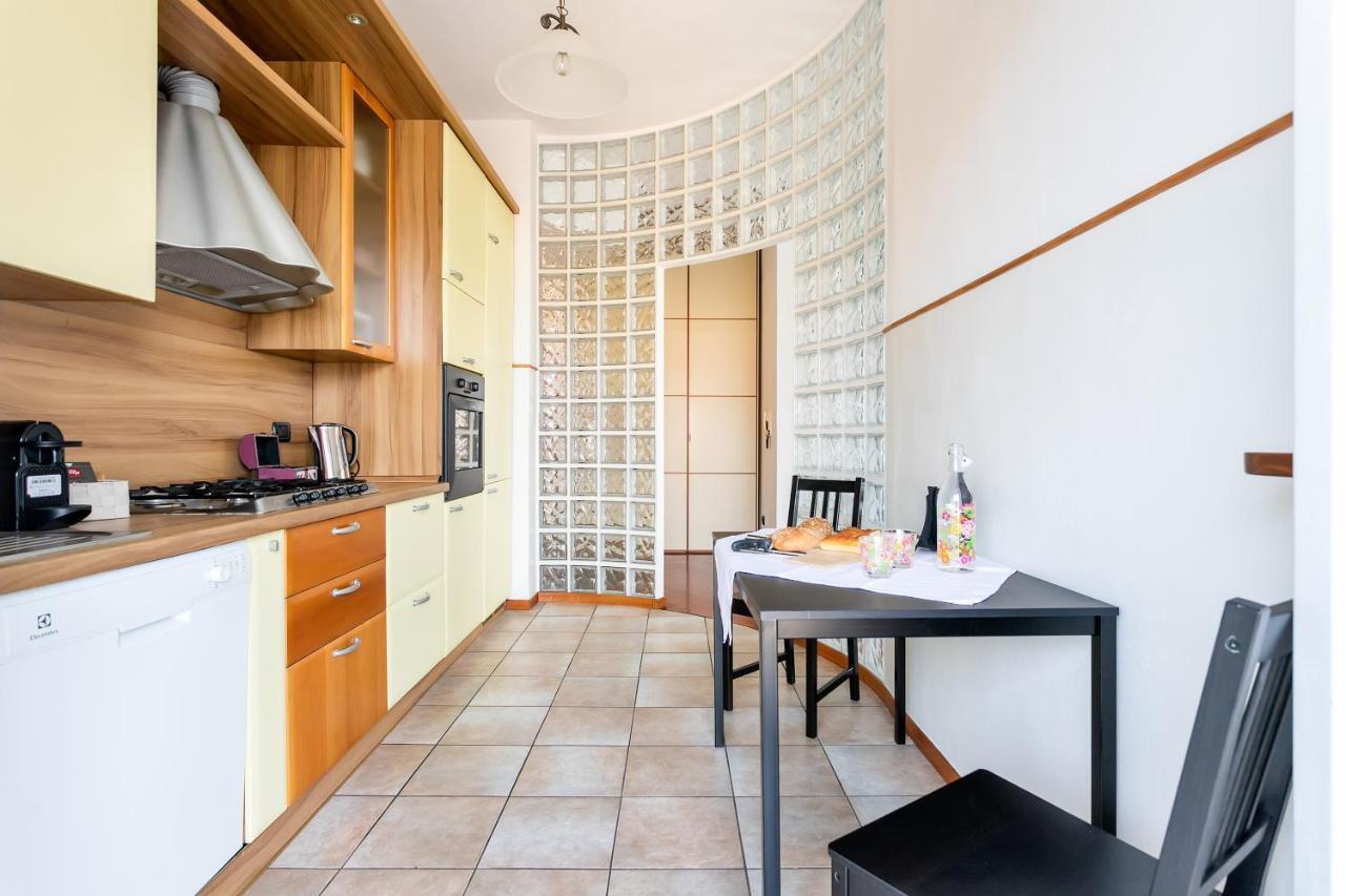 Santa Chiara Apartment By Myhomeincomo Bagian luar foto