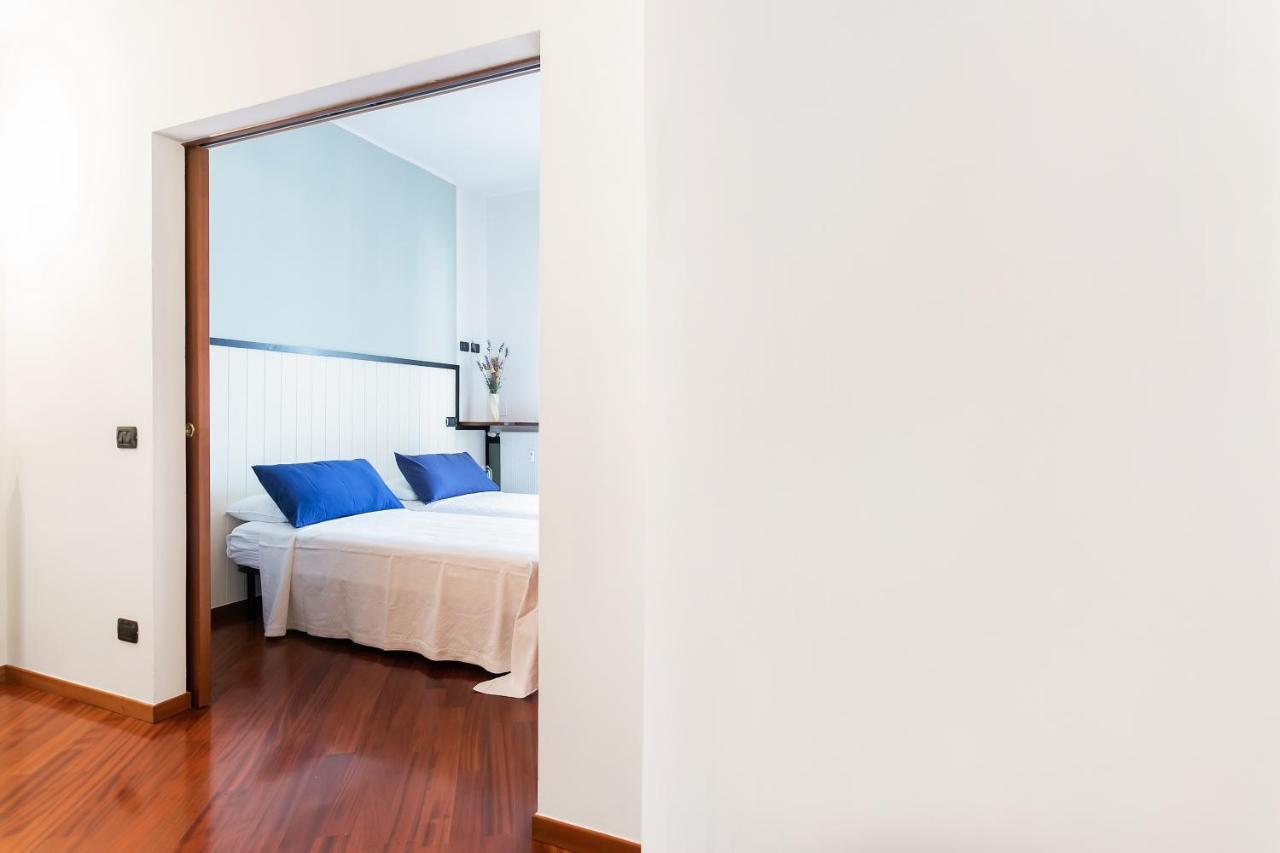 Santa Chiara Apartment By Myhomeincomo Bagian luar foto