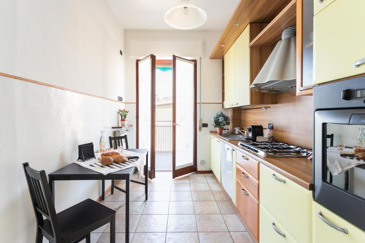 Santa Chiara Apartment By Myhomeincomo Bagian luar foto