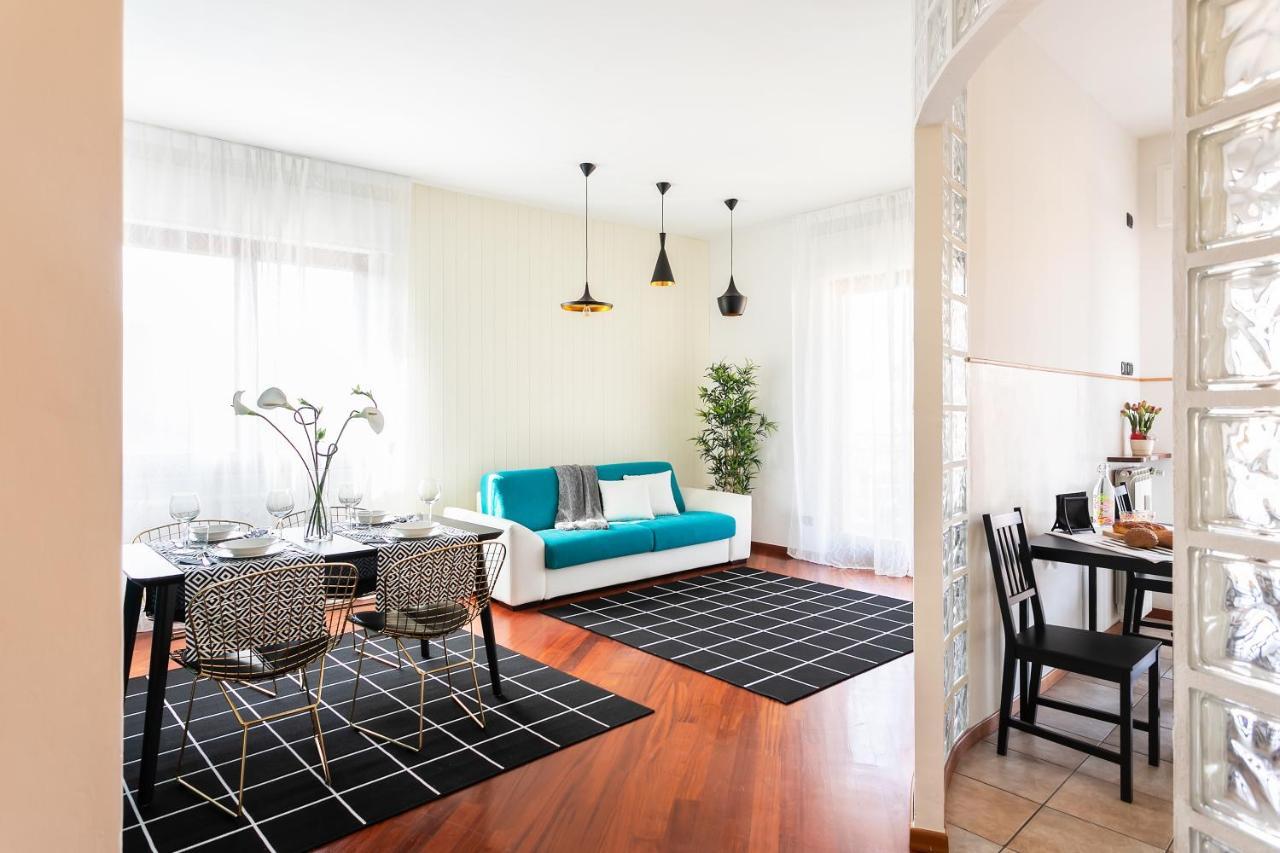 Santa Chiara Apartment By Myhomeincomo Bagian luar foto