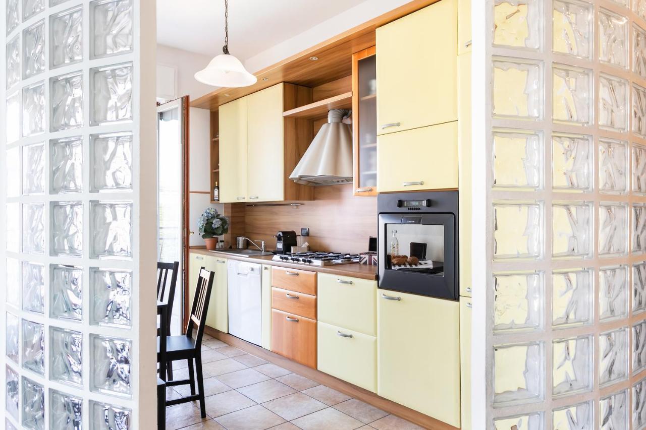 Santa Chiara Apartment By Myhomeincomo Bagian luar foto