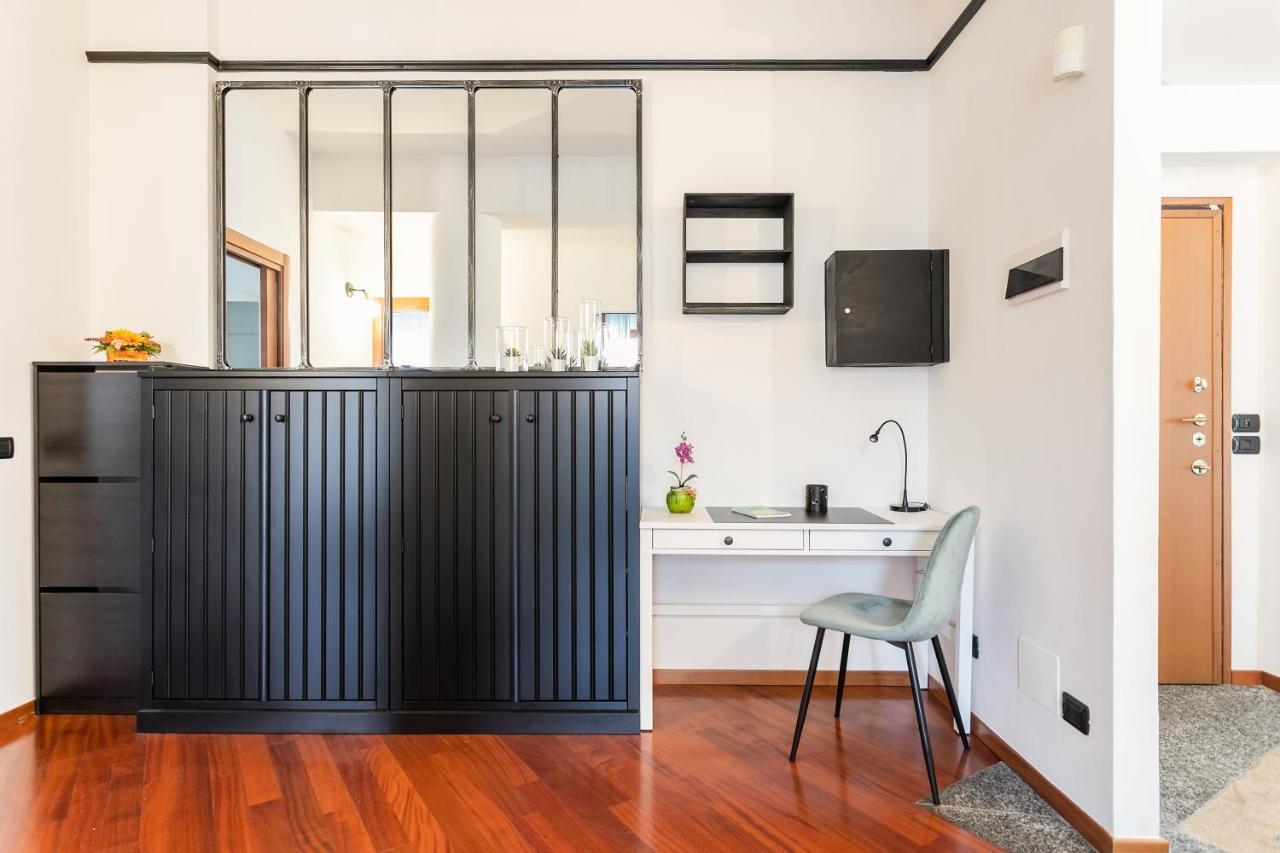 Santa Chiara Apartment By Myhomeincomo Bagian luar foto