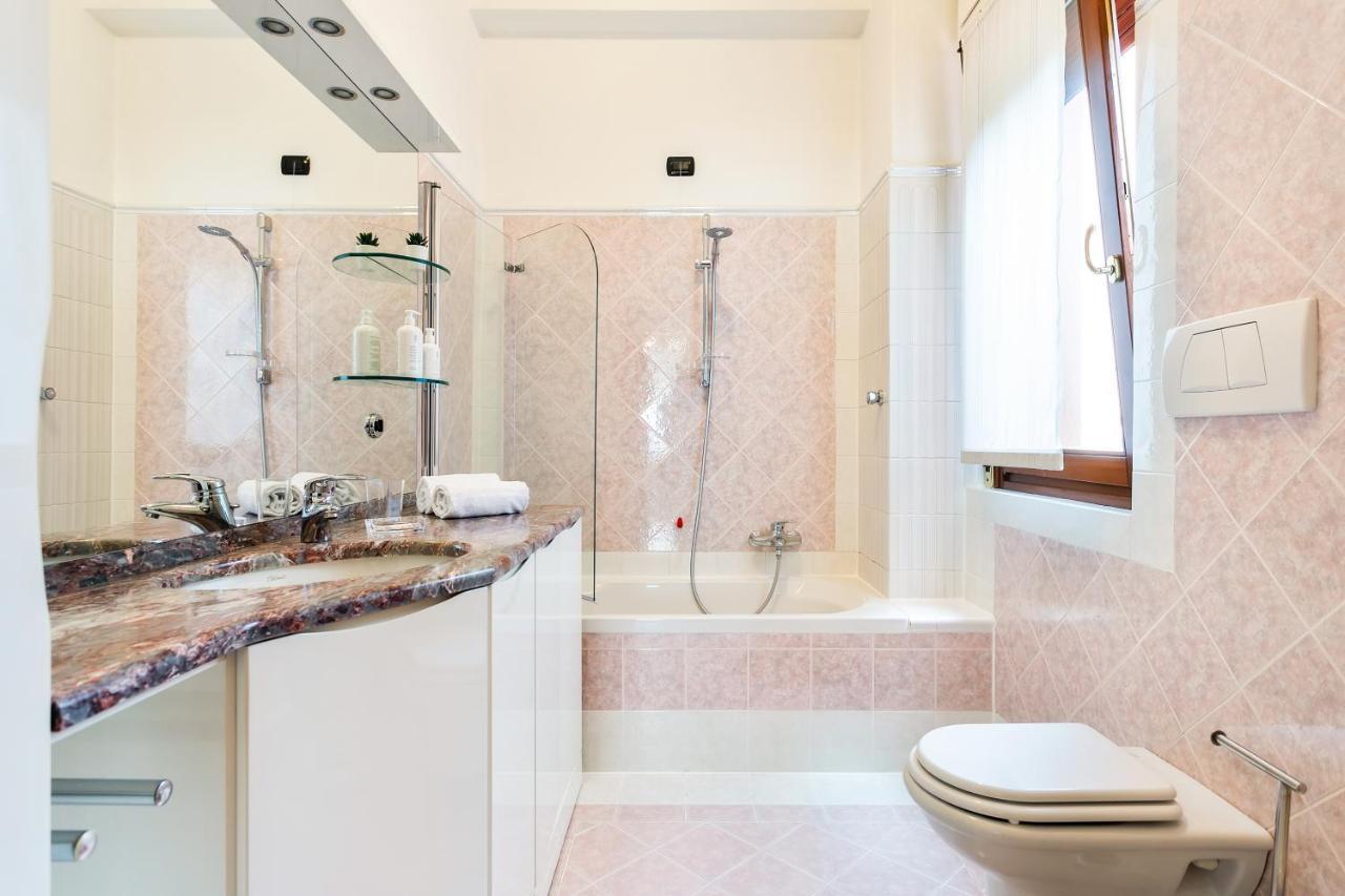Santa Chiara Apartment By Myhomeincomo Bagian luar foto