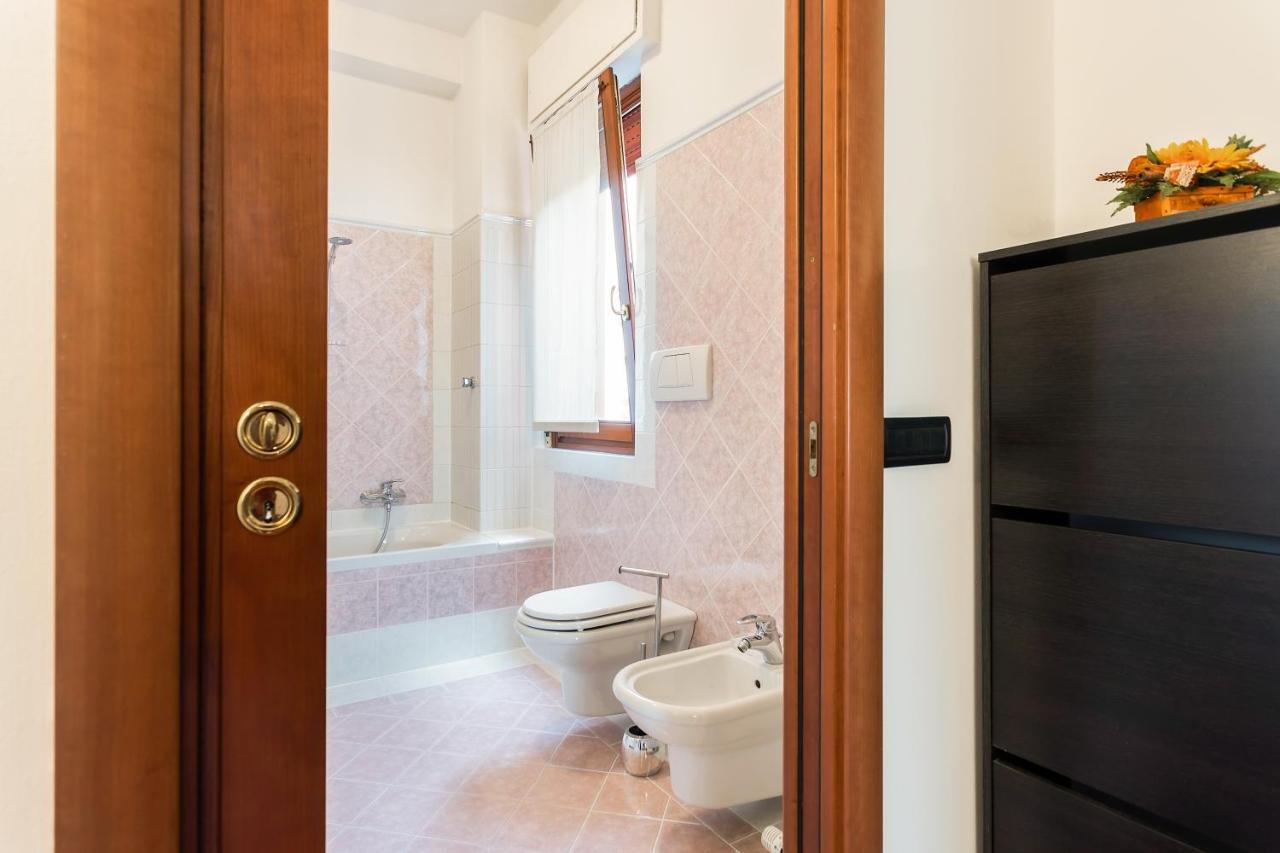 Santa Chiara Apartment By Myhomeincomo Bagian luar foto