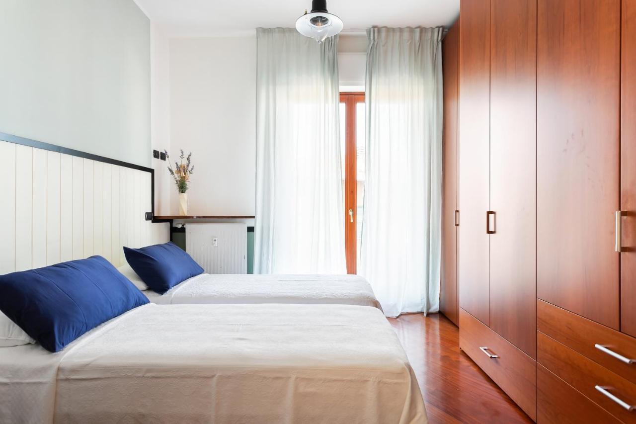 Santa Chiara Apartment By Myhomeincomo Bagian luar foto
