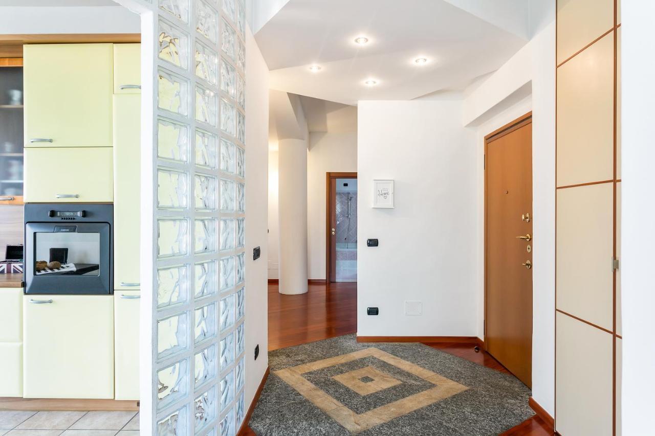 Santa Chiara Apartment By Myhomeincomo Bagian luar foto
