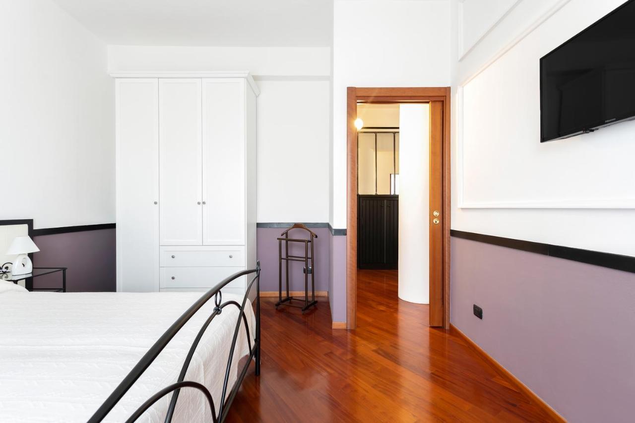 Santa Chiara Apartment By Myhomeincomo Bagian luar foto