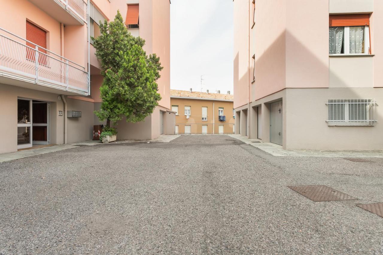 Santa Chiara Apartment By Myhomeincomo Bagian luar foto