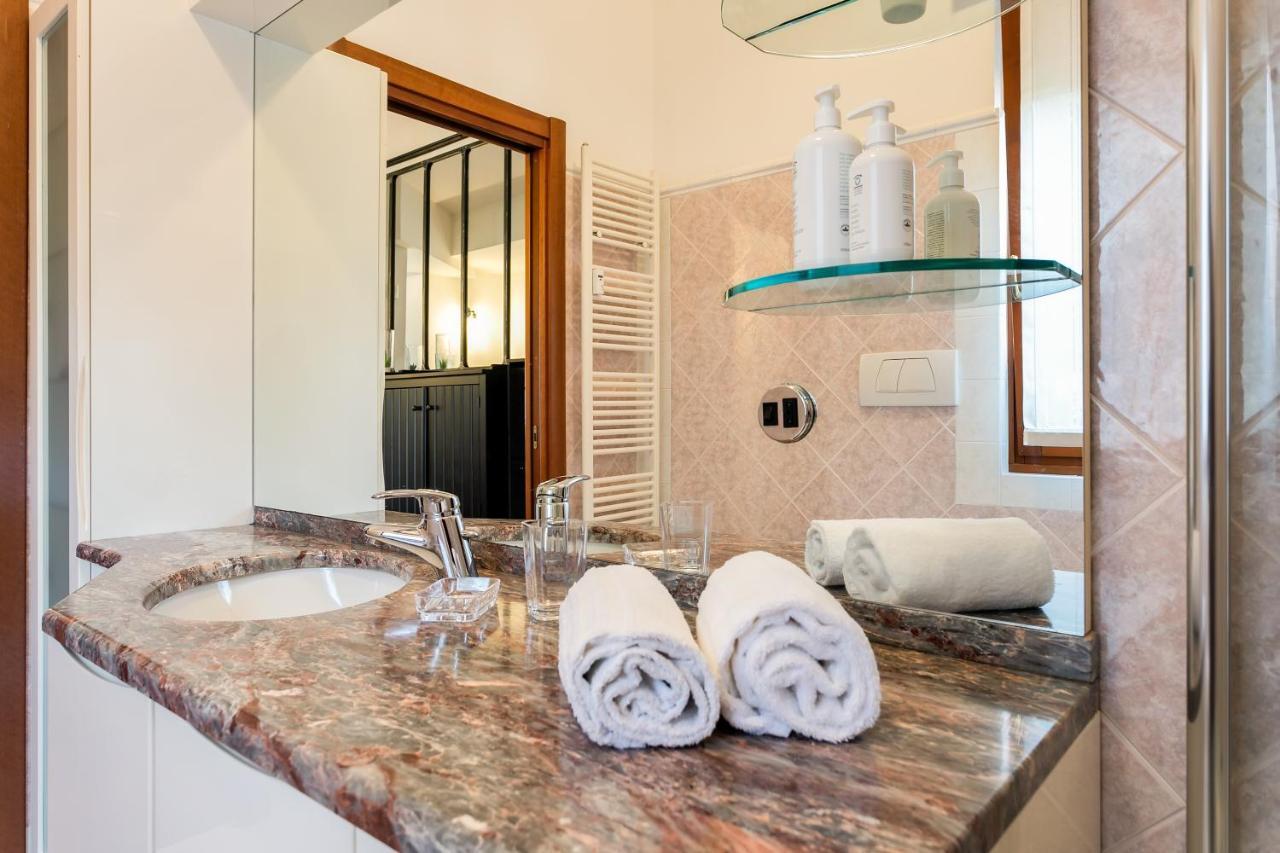 Santa Chiara Apartment By Myhomeincomo Bagian luar foto